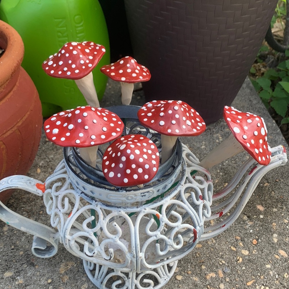 MUSHROOM π Garden Stakes w/ SPOTS! Set of 3 - Picture 9 of 14